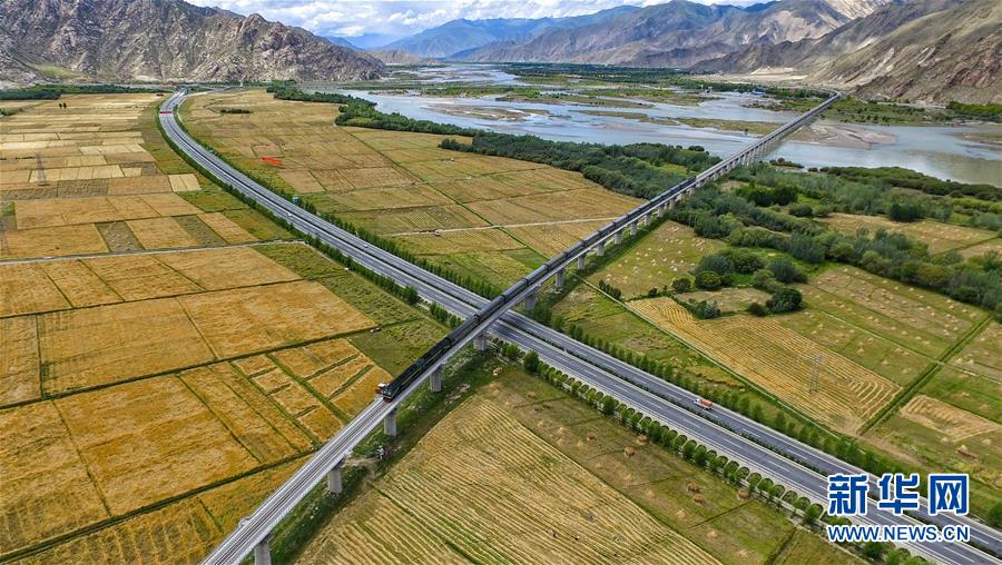 这是在西藏拉萨市曲水县拍摄的公路与铁路（2016年8月17日摄，无人机照片）。西藏已形成了公路、铁路、航空的立体交通网络。