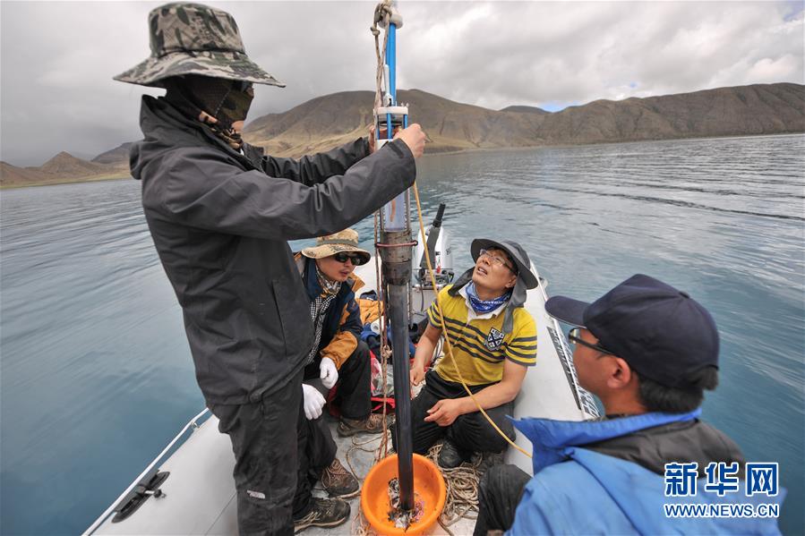 第二次青藏高原综合科考的科考队员在对羊卓雍错进行深度测量，并标记沉积物岩芯（2019年7月22日摄）。
