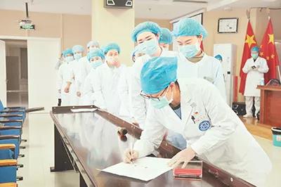 疫情期间，内蒙古达拉特旗党员医护工作者主动请缨支援抗击疫情第一线。　赵乐　摄